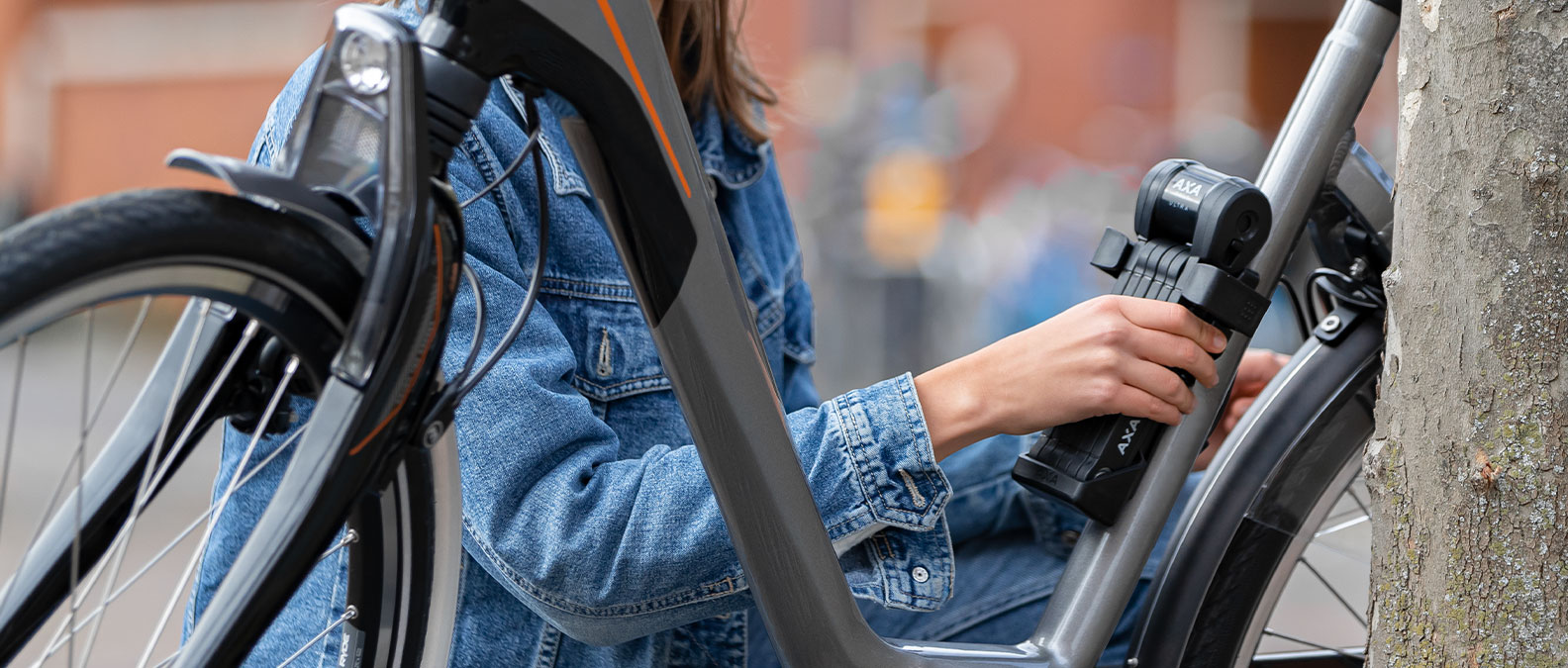AXA Fold Ultra is een goedgekeurd vouwslot dat flexibel en sterk is. wordt inclusief houder en past op elke fiets.